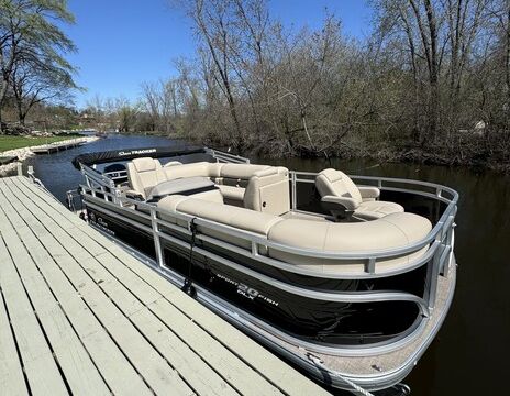 Sun Tracker 20 DLX  Pontoon in Antioch, IL- Great Comfortable