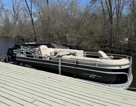 Sun Tracker 20 DLX  Pontoon in Antioch, IL- Great Comfortable