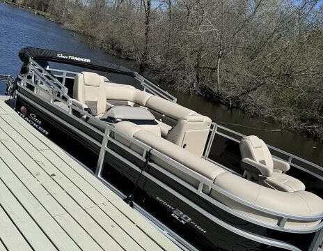 Sun Tracker 20 DLX  Pontoon in Antioch, IL- Great Comfortable