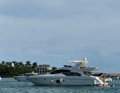 55ft Flybridge Luxury Yacht – Miami