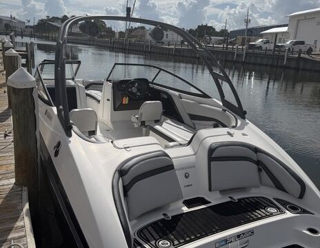 Yamaha AR240- Spacious and Fast Island hopping