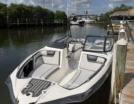 Yamaha AR240- Spacious and Fast Island hopping