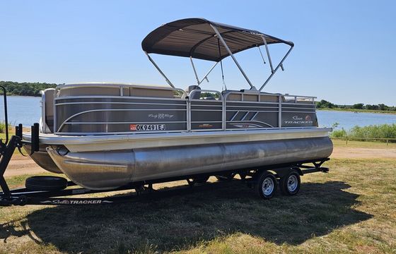 Lakefront Party Oasis: Party Barge Tritoon