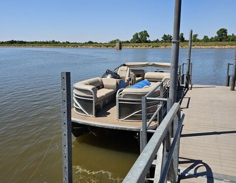Lakefront Party Oasis: Party Barge Tritoon
