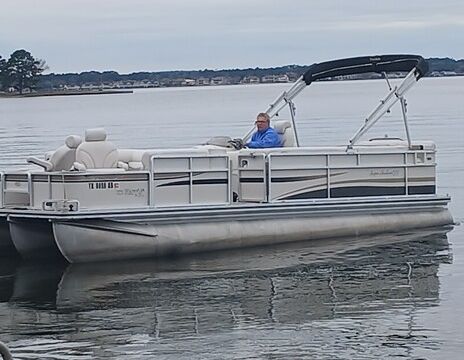 23' Tritoon, Seats 14, 150 HP, Perfect for Cruising, Tubing & Fishing