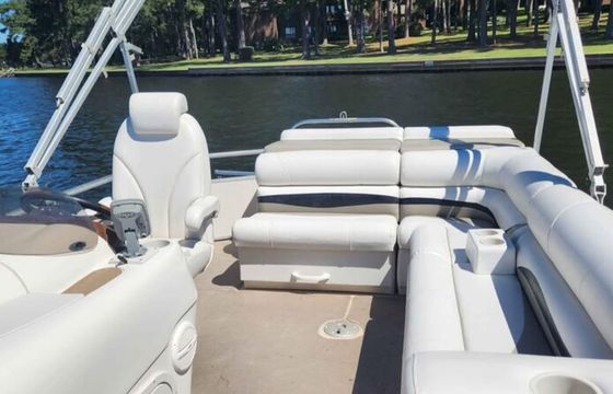 23' Tritoon, Seats 14, 150 HP, Perfect for Cruising, Tubing & Fishing