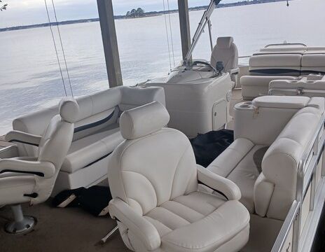 23' Tritoon, Seats 14, 150 HP, Perfect for Cruising, Tubing & Fishing