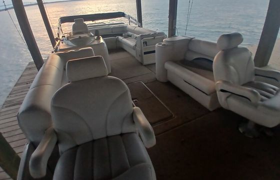 23' Tritoon, Seats 14, 150 HP, Perfect for Cruising, Tubing & Fishing