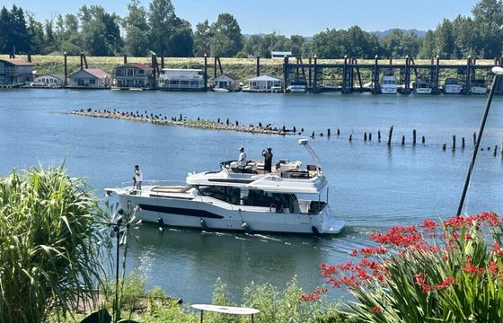 Cruise the Columbia River on theDelphia 12 
44 ft