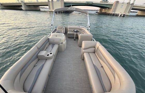 New pontoon 10passengers. John’s pass/ shell island tours