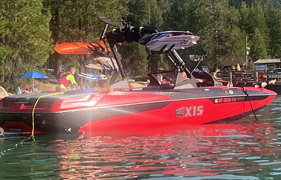 Lake Tahoe surfing boat comes with Captain all gear included new boat￼