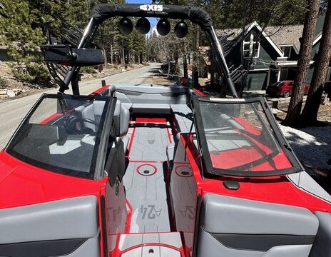 Lake Tahoe surfing boat comes with Captain all gear included new boat￼