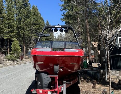 Lake Tahoe surfing boat comes with Captain all gear included new boat￼