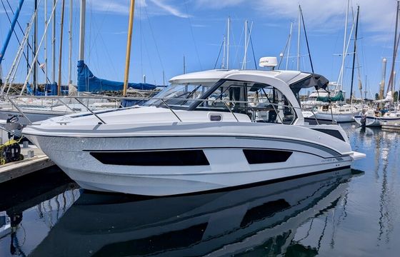 Luxury captained Beneteau Antares 9 | Seattle and Puget Sound