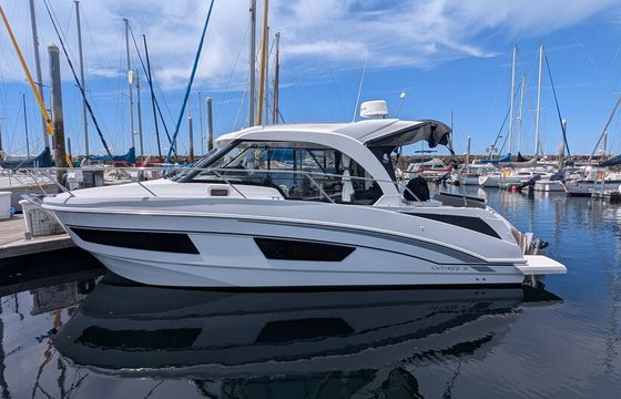 Luxury captained Beneteau Antares 9 | Seattle and Puget Sound