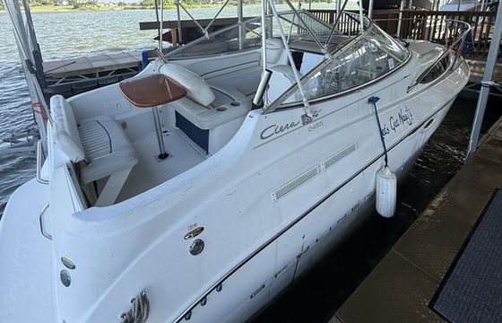 Relax in Style on a 24’ Bayliner Cabin Cruiser – Perfect for Lake Days