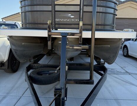 Blackout Bliss — 25' Bennington LSR Tritoon