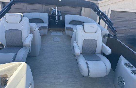 Blackout Bliss — 25' Bennington LSR Tritoon