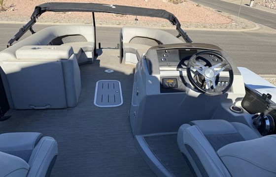 Blackout Bliss — 25' Bennington LSR Tritoon