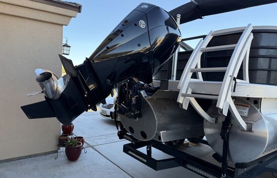Blackout Bliss — 25' Bennington LSR Tritoon