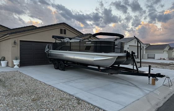 Blackout Bliss — 25' Bennington LSR Tritoon