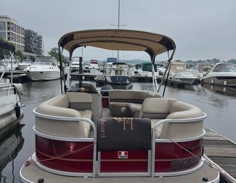 2023 Sun Tracker Party Barge 18 DLX | Relaxing Pontoon Cruise