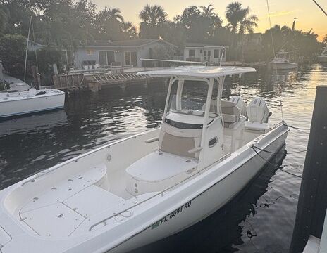 2018 Boston Whaler -Dauntless- Center Console - 27 Ft