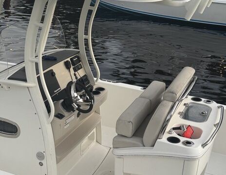 2018 Boston Whaler -Dauntless- Center Console - 27 Ft