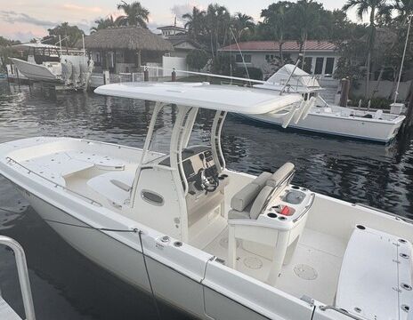 2018 Boston Whaler -Dauntless- Center Console - 27 Ft