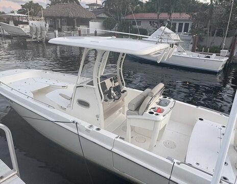 2018 Boston Whaler -Dauntless- Center Console - 27 Ft