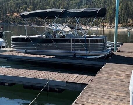2023 Berkshire 22’ Luxury Pontoon Boat Rental