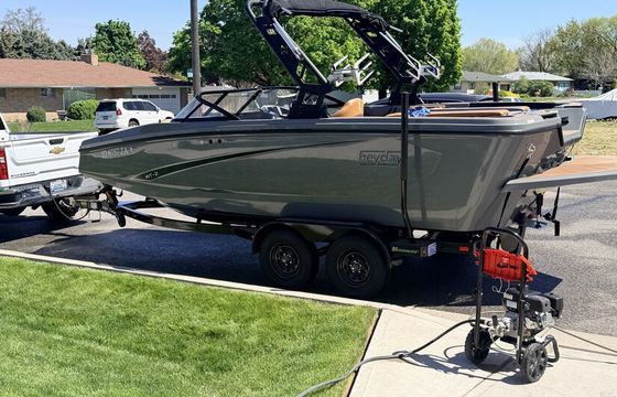 Catch the Perfect Wave: 2021 Heyday WT-2 Wake Surfing Boat (Seats 12)