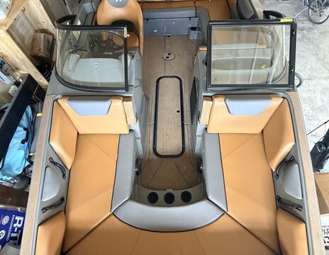 Catch the Perfect Wave: 2021 Heyday WT-2 Wake Surfing Boat (Seats 12)