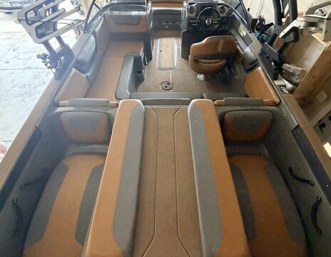 Catch the Perfect Wave: 2021 Heyday WT-2 Wake Surfing Boat (Seats 12)