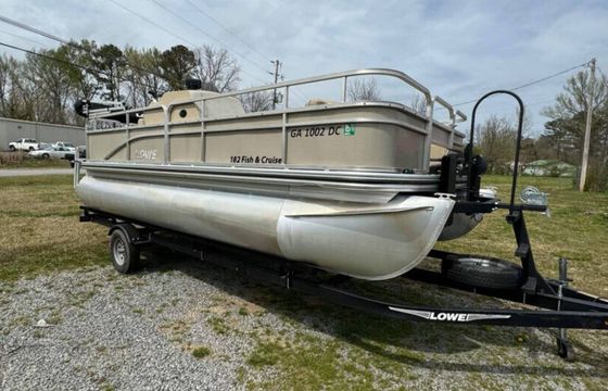19ft Lowe Pontoon on Lake Wedowee – Fishing and Cruising