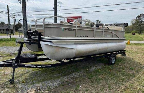 19ft Lowe Pontoon on Lake Wedowee – Fishing and Cruising