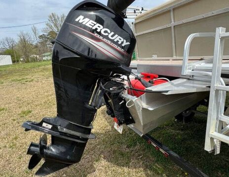19ft Lowe Pontoon on Lake Wedowee – Fishing and Cruising