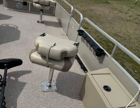 19ft Lowe Pontoon on Lake Wedowee – Fishing and Cruising