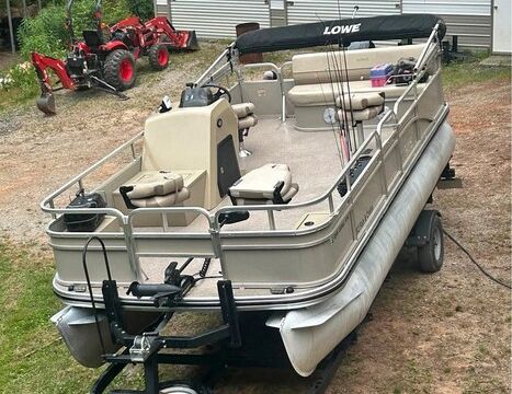 19ft Lowe Pontoon on Lake Wedowee – Fishing and Cruising