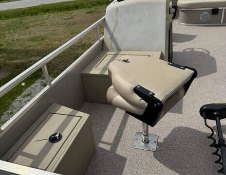 19ft Lowe Pontoon on Lake Wedowee – Fishing and Cruising