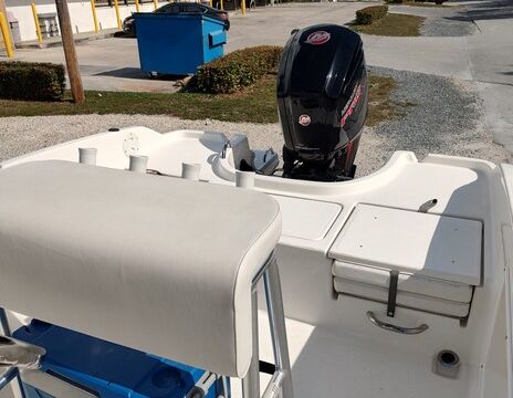 Trophy T-18 Bay in like-new condition!