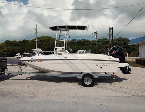 Trophy T-18 Bay in like-new condition!
