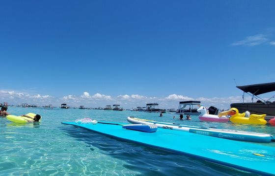 Enjoy Crab island and Destin !Paddleboard and floating mat included !