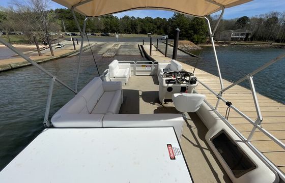 2003 22' Sweetwater Pontoon Gas Included!
