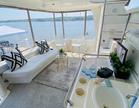 Paint, party and yacht with us! Climb aboard the 45ft Sea Ray