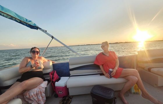 The Jim Ray: 22 ft pontoon w bimini shade &amp; rocking stereo