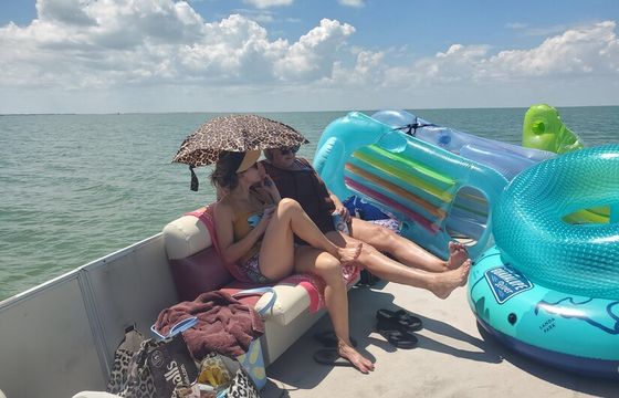 The Jim Ray: 22 ft pontoon w bimini shade &amp; rocking stereo