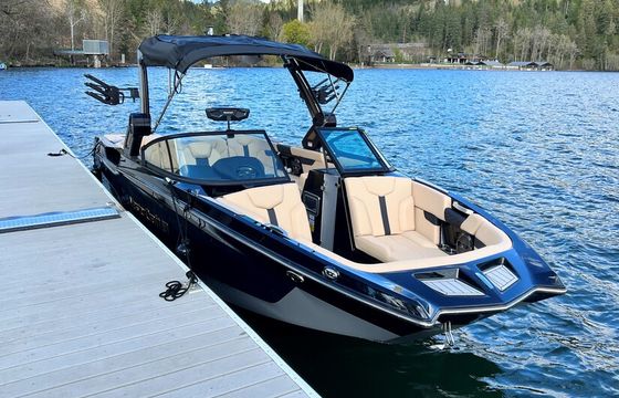 Mastercraft XT24 Premier Surf Boat