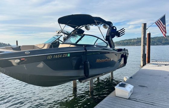 Mastercraft XT24 Premier Surf Boat