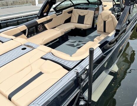 Mastercraft XT24 Premier Surf Boat